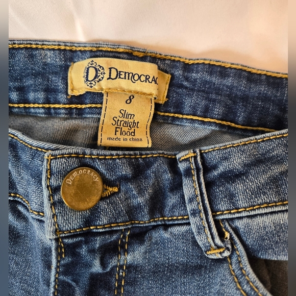 3/$25 Democracy Embroidered Distressed Slim Straight Flood Jeans Size 8 - Picture 7 of 8
